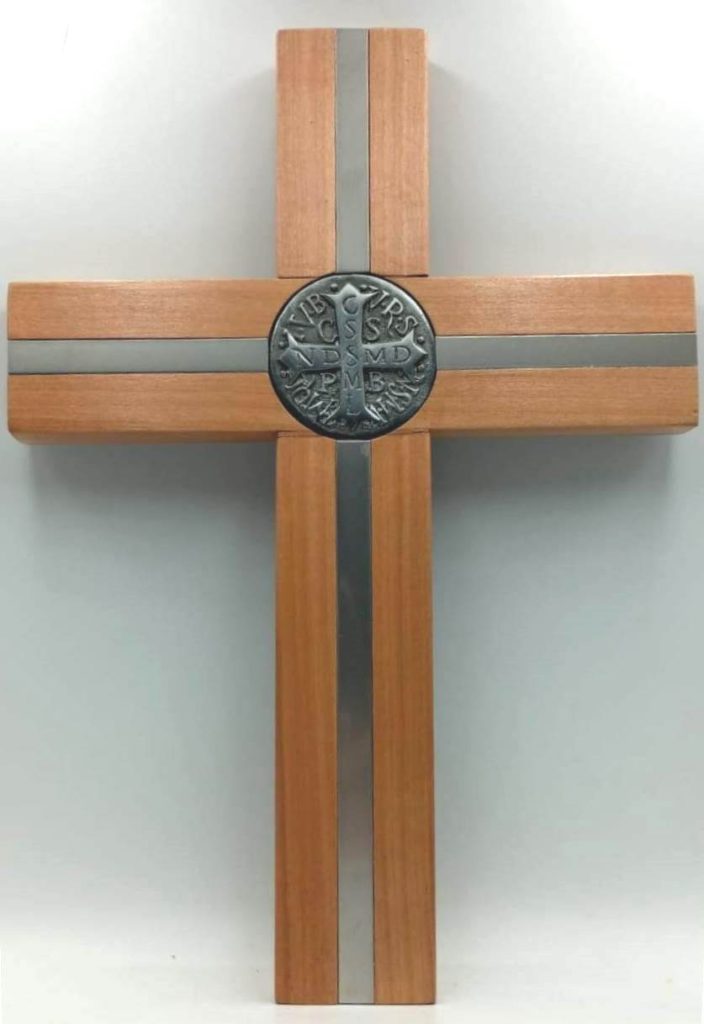 Cruz con medalla San Benito - 28 cms.
