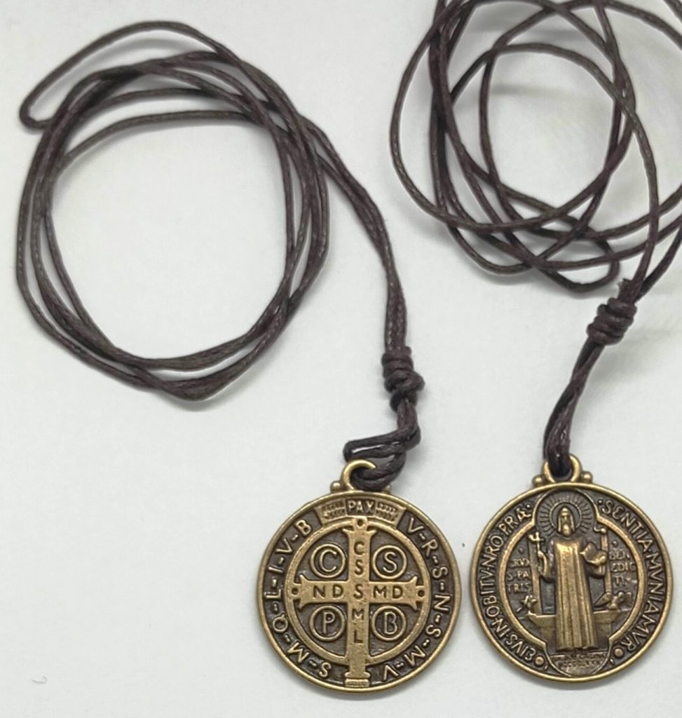 Medalla San Benito color dorado (2,5 cms.)