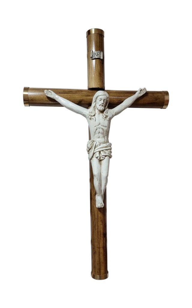 Crucifijo de madera cilindrica y detalles de bronce